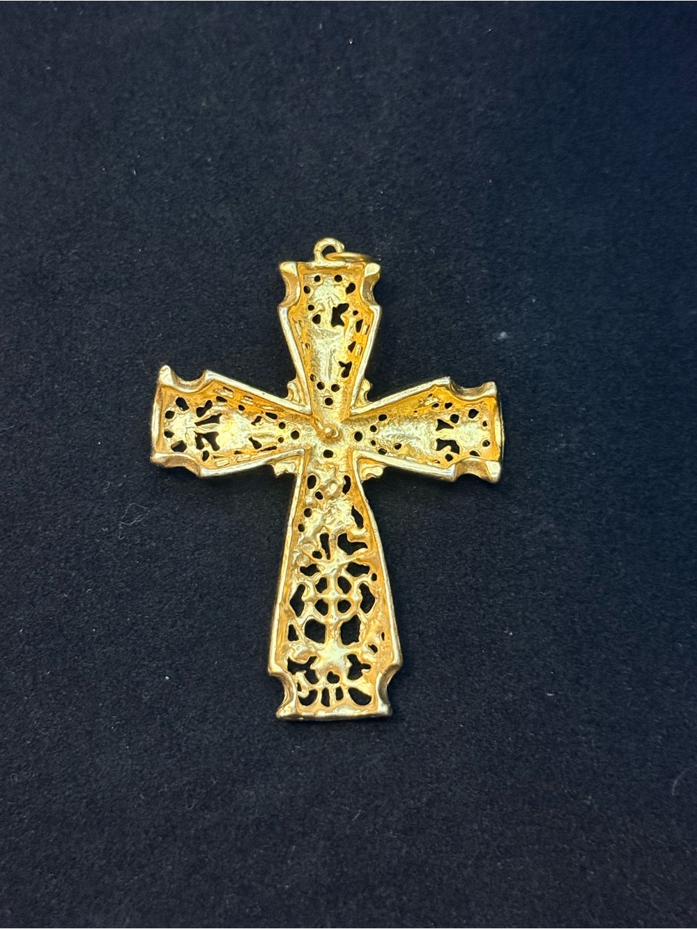 Large Filigree Cross Pendant with Beautiful Detauling in Gold - Picture 4 of 4